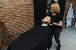 cliente durante barba rasatura nel barbiere negozio foto