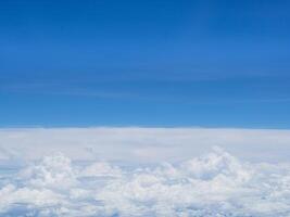 aereo Visualizza di il cielo e nuvole siamo visto attraverso il aereo finestra foto