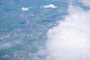 aereo Visualizza di agricolo campi, fiume, montagne, e terra avere visto attraverso il aereo finestra foto