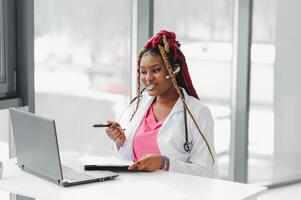 telemedicina, africano americano medico nel cuffia consulenza con il paziente al di sopra di il Telefono chiamata. Salute cura chiamata centro e telemedicina in linea concetto. foto