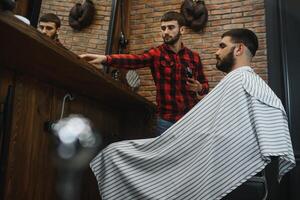 Uomini taglio di capelli a il barbiere forbici. foto