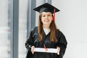 ritratto contento donna su sua la laurea giorno Università. formazione scolastica e le persone. foto