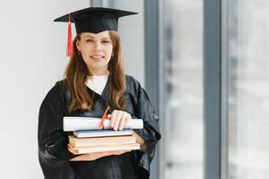 ritratto contento donna su sua la laurea giorno Università. formazione scolastica e le persone. foto