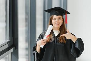 ritratto contento donna su sua la laurea giorno Università. formazione scolastica e le persone. foto