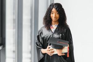 eccitato africano americano donna a sua la laurea. foto