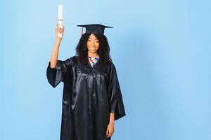 afroamericano bellissimo donna nel un' nero accappatoio e cappello, su un' blu isolato sfondo sorrisi. foto