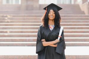 eccitato africano americano donna a sua la laurea. foto