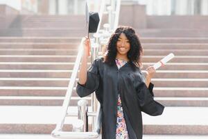 eccitato africano americano donna a sua la laurea. foto