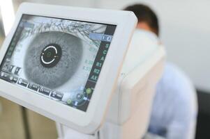 bello uomo ottenere un occhio esame a oftalmologia clinica. controllo retina di un' maschio occhio foto