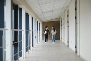 contento scuola bambini nel corridoio a scuola foto