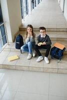 contento scuola bambini nel corridoio a scuola. apprendimento concetto. foto