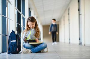 carino ragazza a pranzo tempo nel scuola foto