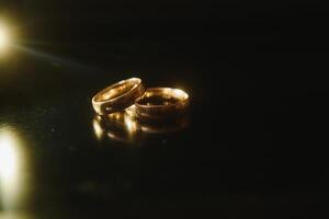 elegante nozze anelli per il sposa e sposo su un' nero sfondo con mette in risalto, macro, selettivo messa a fuoco. foto