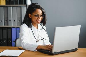 africano femmina medico rendere in linea telemedicina chiamata consultare paziente. afro americano nero donna terapista parlando per telecamera nel a distanza conferenza Chiacchierare. webcam Visualizza, viso colpo alla testa. foto