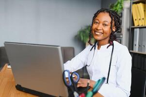 africano femmina medico rendere in linea telemedicina chiamata consultare paziente. afro americano nero donna terapista parlando per telecamera nel a distanza conferenza Chiacchierare. webcam Visualizza, viso colpo alla testa. foto