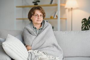 pensieroso riflessivo mezzo anziano signora guardare lontano sedersi solo a casa sentire ansioso solitario, triste depresso malinconico vecchio maturo donna soffrire a partire dal tristezza dolore pensiero di problema soffrire a partire dal solitudine. foto