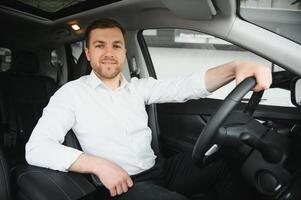 uomo acquisto un' auto a un' showroom foto