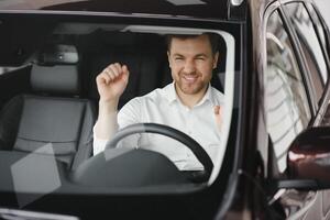 uomo acquisto un' auto a un' showroom foto