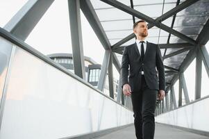 bello uomo andando per incontro foto