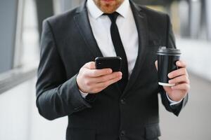 porta via caffè. camminare e godere fresco caldo caffè. in attesa per qualcuno nel strada. uomo barbuto fricchettone bevanda caffè carta tazza. uomo d'affari bene curato godere caffè rompere all'aperto urbano sfondo foto