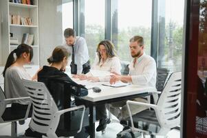 gruppo di giovane persone nel attività commerciale incontro foto