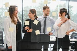 gruppo di giovane persone nel attività commerciale incontro foto