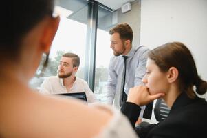 un' gruppo di attività commerciale persone partner durante un' impostato squadra incontro nel il moderno ufficio. lavoro di squadra concetto foto