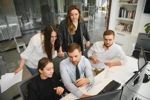 gruppo di uomini d'affari e donne d'affari azione broker Lavorando a ufficio. foto