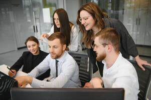 gruppo di uomini d'affari e donne d'affari azione broker Lavorando a ufficio. foto