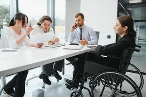 un' gruppo di attività commerciale persone partner durante un' impostato squadra incontro nel il moderno ufficio. lavoro di squadra concetto foto