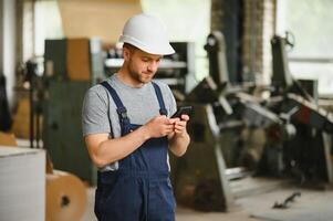 fabbrica lavoratore. uomo Lavorando su il produzione linea. foto