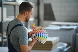 stampa Casa. il stampante lavori nel un' moderno produzione sala. foto