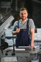 fabbrica lavoratore. uomo Lavorando su il produzione linea. foto