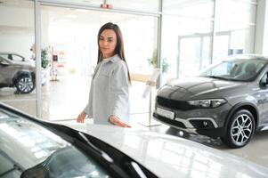 contento amichevole donna cliente femmina acquirente cliente sceglie auto vuole per acquistare nuovo automobile foto