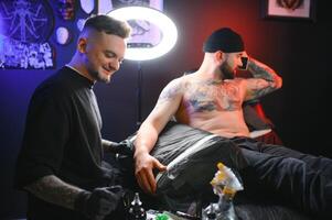 professionale tatuaggio artista fa un' tatuaggio foto