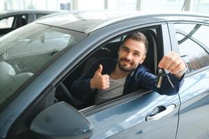 bello barbuto acquirente nel casuale indossare nel concessionaria, tipo in piedi vicino auto foto