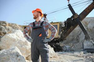 maschio lavoratore con bulldozer nel sabbia cava foto