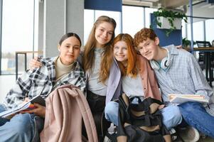 gruppo di giovane Università studenti nel aula foto