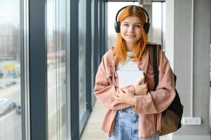 ritratto di alto scuola ragazza guardare a telecamera foto