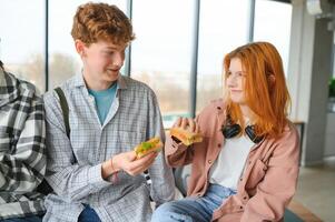 amichevole studenti avendo merenda a rompere foto