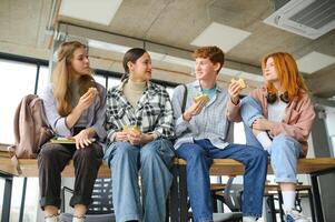 amichevole studenti avendo merenda a rompere foto