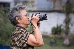 anziano donna tiro foto di digitale telecamera
