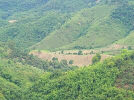 panoramico Visualizza di montagne. natura fotografia. pieno telaio con spazio per testo foto