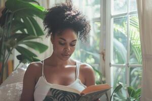 giovane donna lettura un' libro a casa. foto