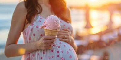 incinta giovane donna mangiare ghiaccio crema cono. foto