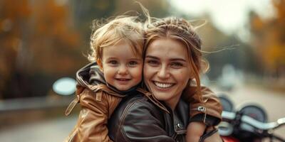 sorridente donna indossare pelle giacca e sua bambino piccolo , motocicletta nel il sfondo. foto