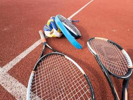 il rotto racchette per giocando tennis siamo sospeso su il parete di un' gli sport tennis club. foto