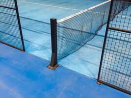 blu padel e tennis netto e difficile Tribunale. tennis concorrenza concetto. orizzontale sport tema manifesto, saluto carte, intestazioni, sito web e App foto