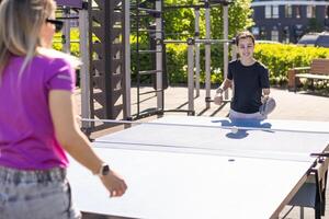 madre e figlia giocare ping pong nel parco foto