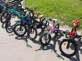 figli di biciclette nel il parco foto